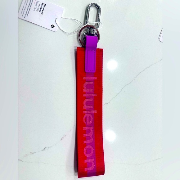 Lululemon never lost keychain NWT berry: magenta - Picture 1 of 5